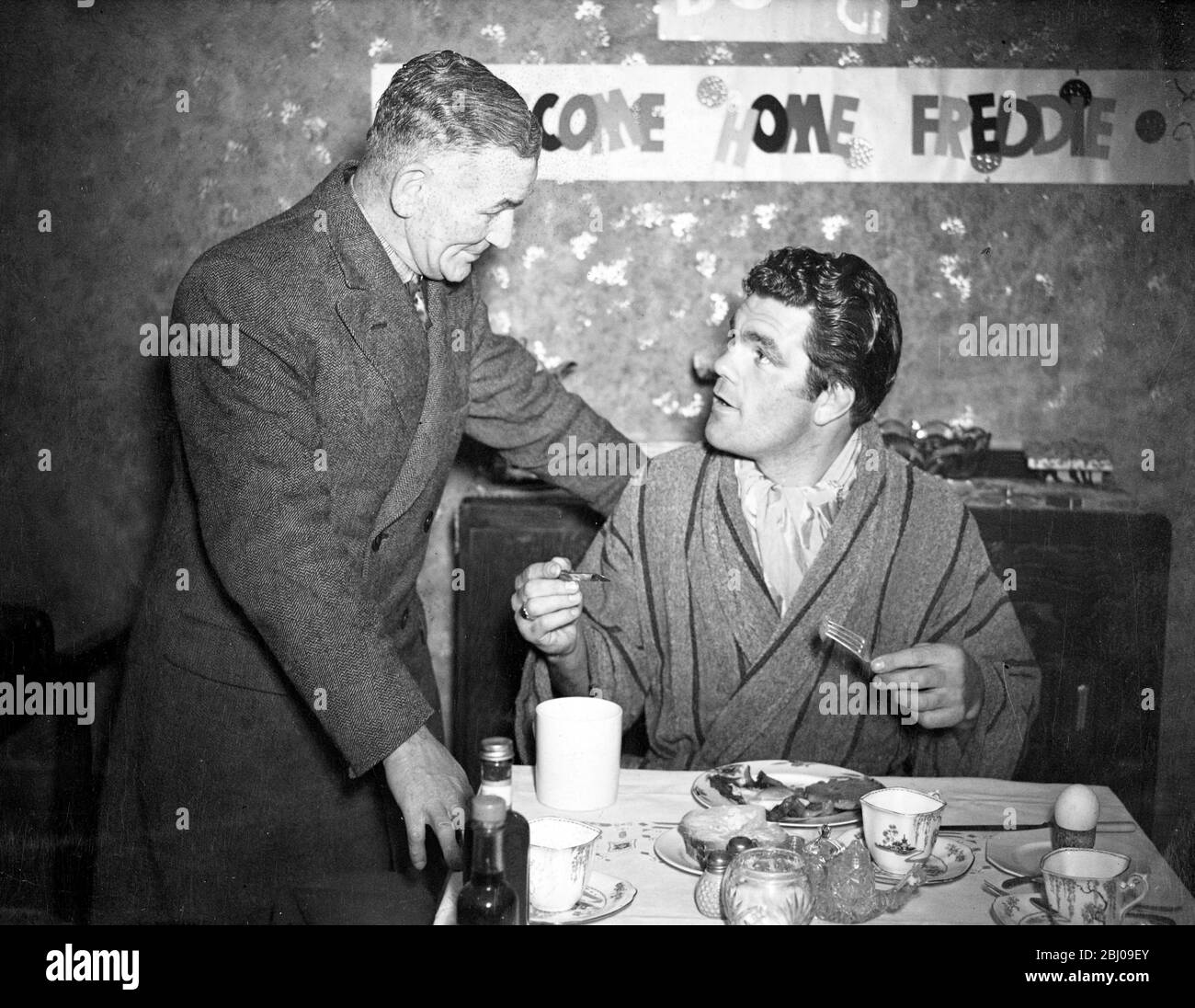 Freddie Mills, campione mondiale di pesi da crociera, è arrivato oggi a Londra dall'India per la smobilitazione. Freddie è stato trattenuto per diversi giorni in quarantena a causa di una spaventa vaiolo sulla sua nave. È stato nel RAF per oltre 6 anni. - 8 marzo 1946 Foto Stock