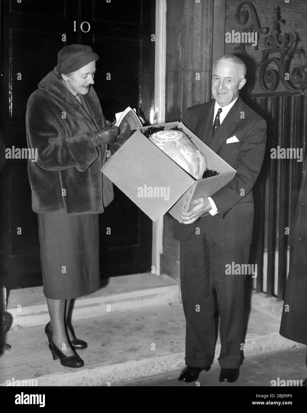 Il Sig. F.A. Bourne , della British Turkey Federation , e sua moglie, con una turchia di 28 lbs in dono al primo Ministro Anthony Eden - 10 Downing Street, Londra, Inghilterra - 21 dicembre 1956 Foto Stock