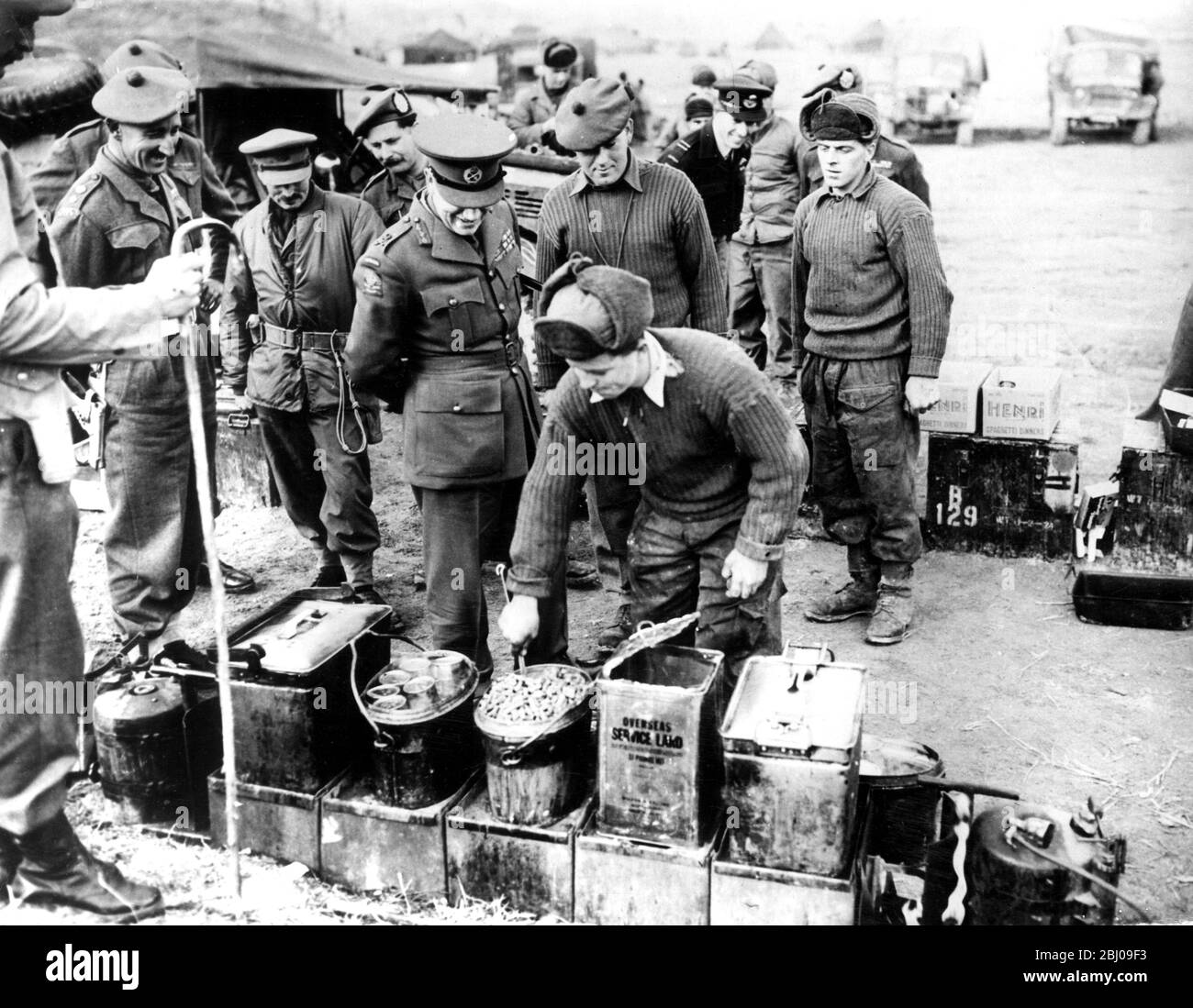 Il generale Robertson ispeziona la cucina , mentre le truppe britanniche si preparano per un Natale in prima linea in Corea . - 22 dicembre 1950 Foto Stock