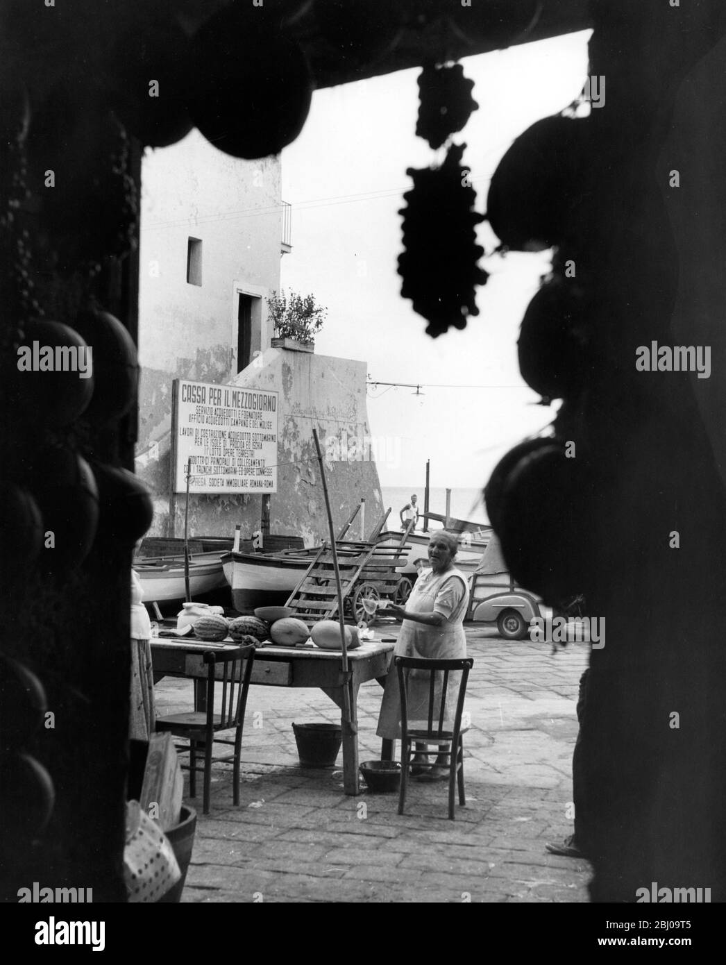Un venditore di mercato con meloni in una città vicino Napoli, Italia - non datato Foto Stock