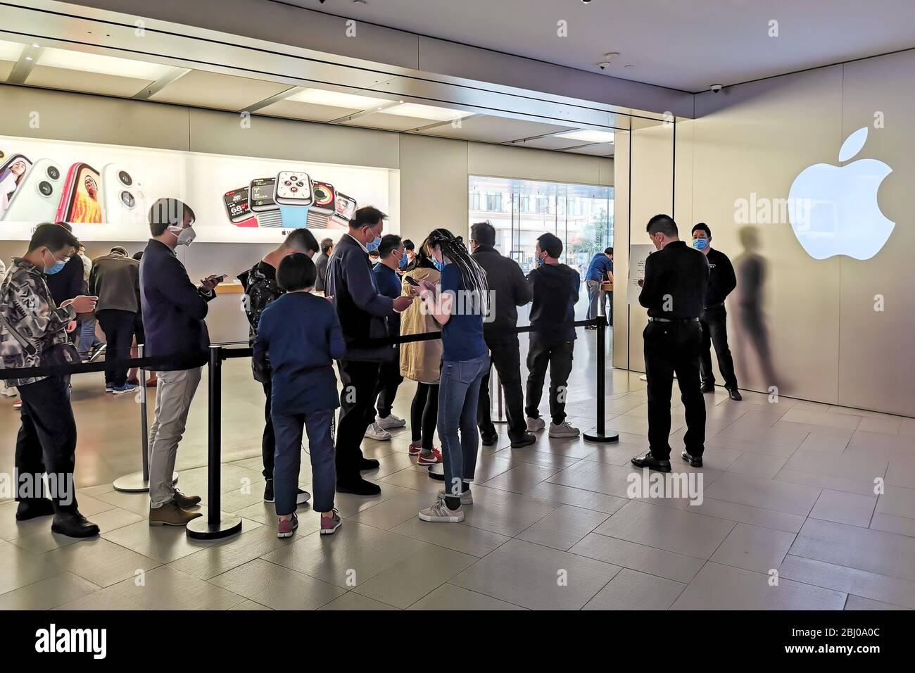 28 aprile 2020, Shanghai, Shanghai, Cina: ShanghaiÃ¯Â¼Å'CHINA-il 24 aprile 2020, il nuovo IPHONE SE2 di Apple inc. È stato ufficialmente lanciato in tutti gli Apple Store di Shanghai. Alle 3 circa, molti appassionati di mele si sono schierati presso il negozio di mele sulla strada pedonale di Nanjing per fare prenotazioni. Secondo i dipendenti Apple, il nuovo iPhone SE2 sembra quasi lo stesso di iPhone 8. Tuttavia, rispetto al tempo di utilizzo di 20 ore di IPHONE 11 PRO MAX, il tempo di utilizzo di IPHONE SE2 può durare solo 13 ore, e gli utenti hanno bisogno di 1 giorno e 2 colpi per soddisfare il loro uso quotidiano. (Credit Image: © SIPA Asi Foto Stock