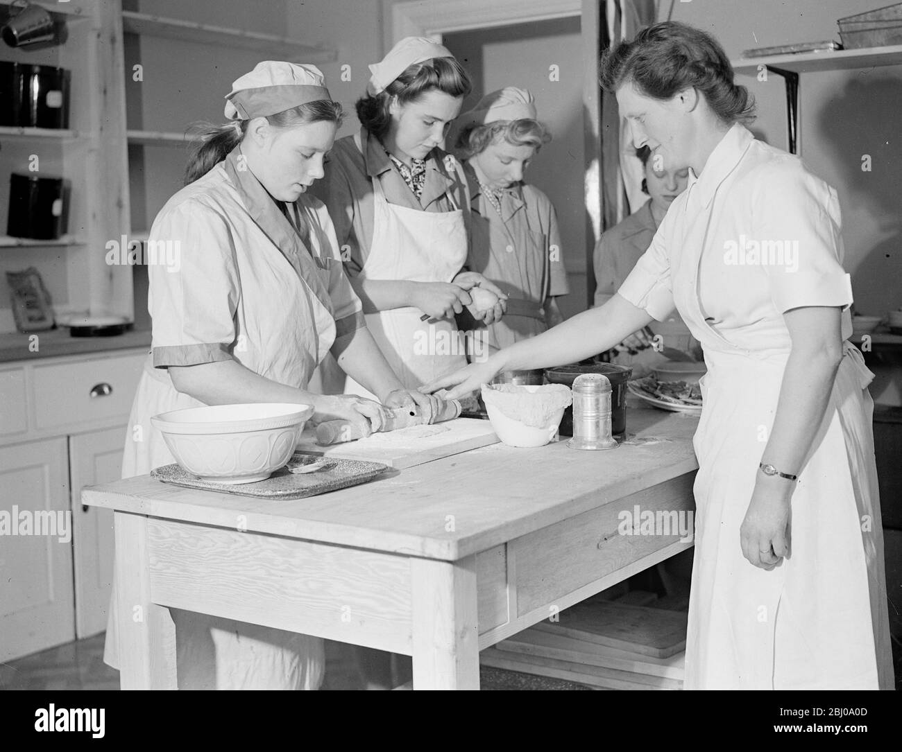 ISTITUTO NAZIONALE di HOUSEWORKERS - CENTRO DI FORMAZIONE CROYDON - - presso il Centro di formazione del National Institute of House Workers a Croydon, alle donne viene insegnato che il lavoro domestico offre molte attrazioni se viene svolto nelle più alte condizioni di lavoro. - l'Istituto è stato costituito per migliorare lo status delle norme salariali e per fornire formazione ai lavoratori domestici. Il centro dispone di una sala comune per studenti, tre cucine, una sala conferenze, una sala lavanderia, sala da pranzo, uffici e camere da letto. Al termine del corso si svolge un esame e, se il successo è stato ottenuto, lo studente riceve un Dipl Foto Stock