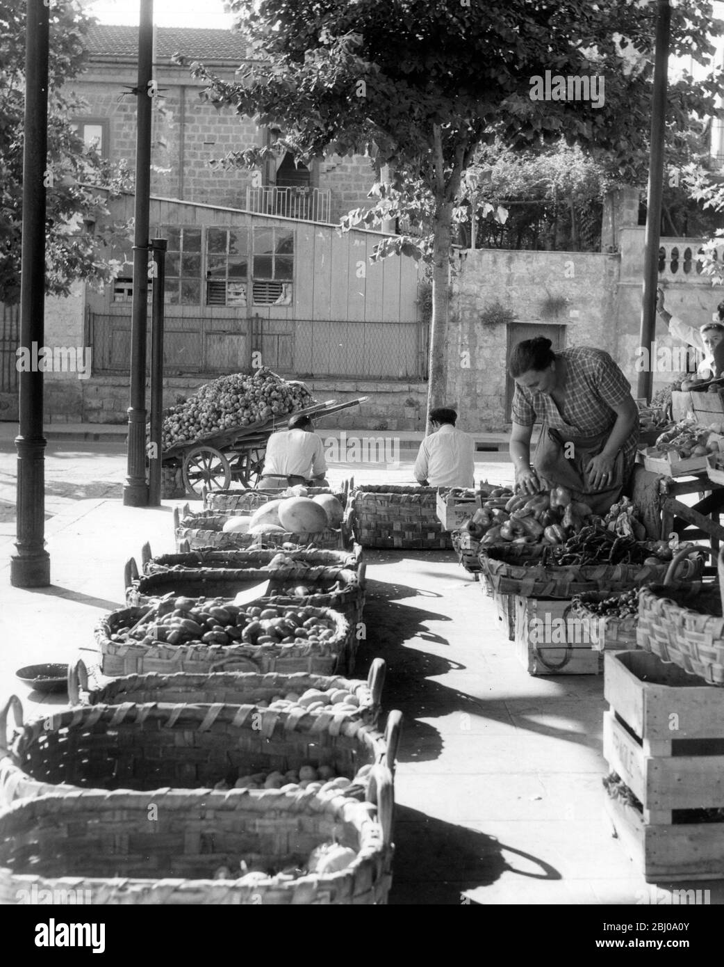 Un venditore di mercato a Sorrento, Italia - non datato Foto Stock