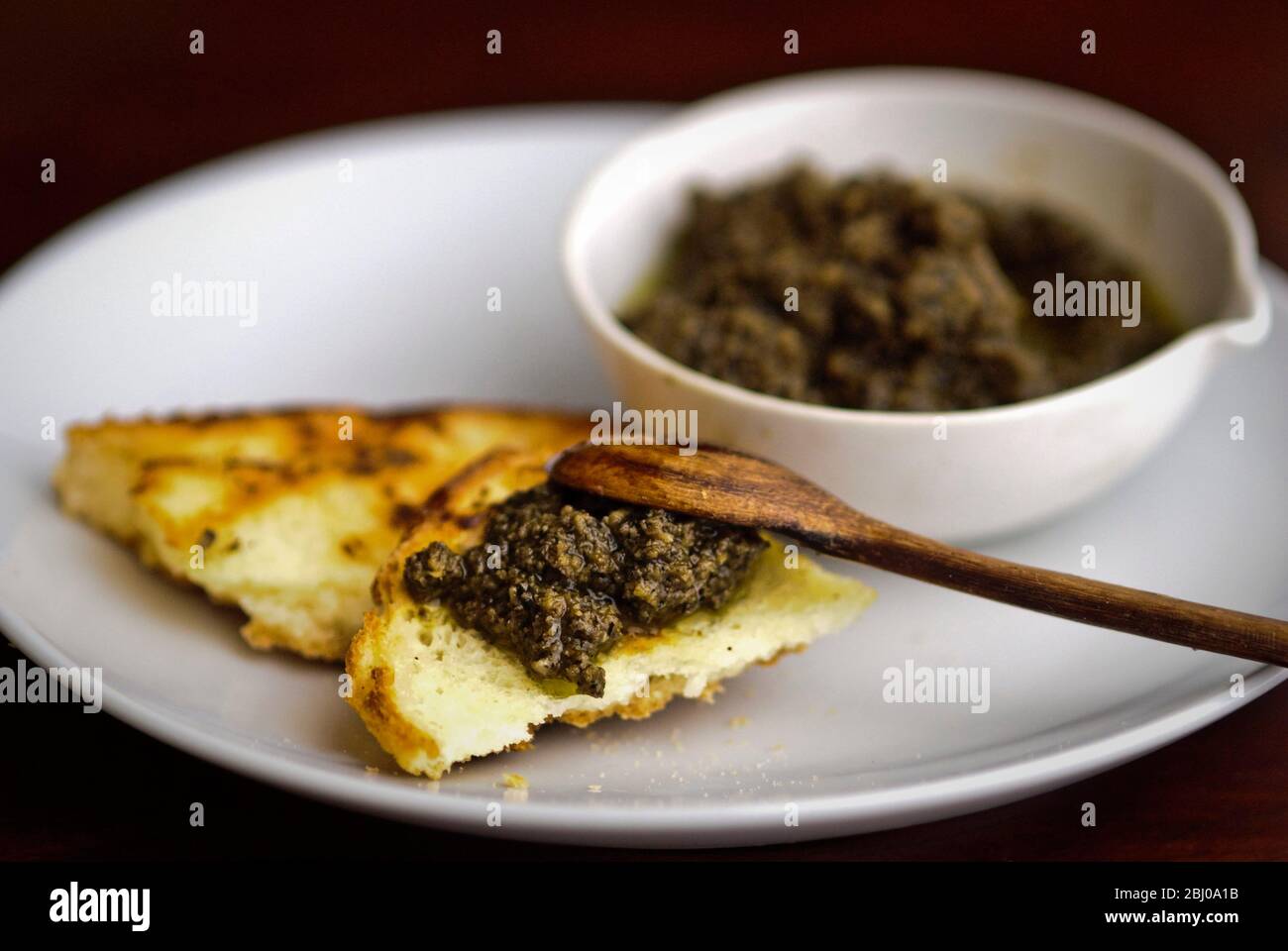 Tapenade di olive con pane alla griglia Foto Stock