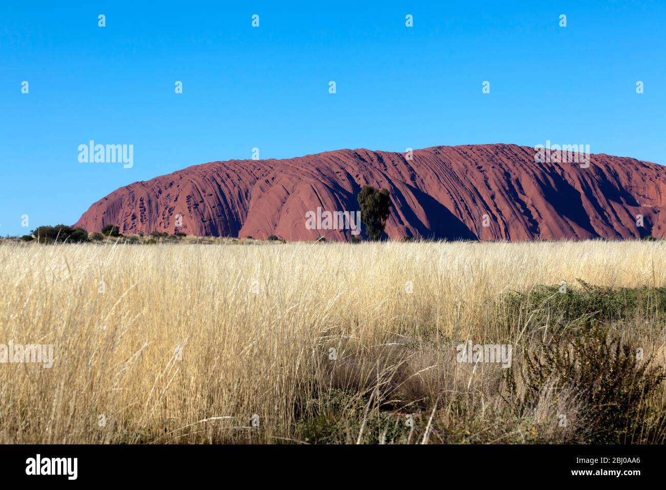 Vista di Uluru, nel Parco Nazionale Uluṟu-Kata Tjuṯa, territorio del Nord, Australia Foto Stock