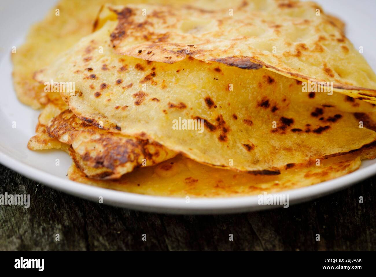 Pancake di mais messicani impilati su piastra bianca Foto Stock