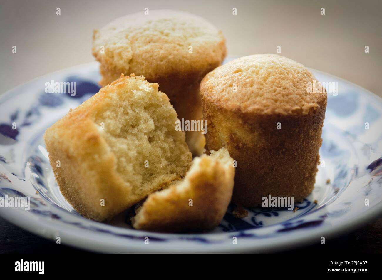 Piccoli alti muffin di mandorle cotte in casa. Ricetta disponibile Foto Stock