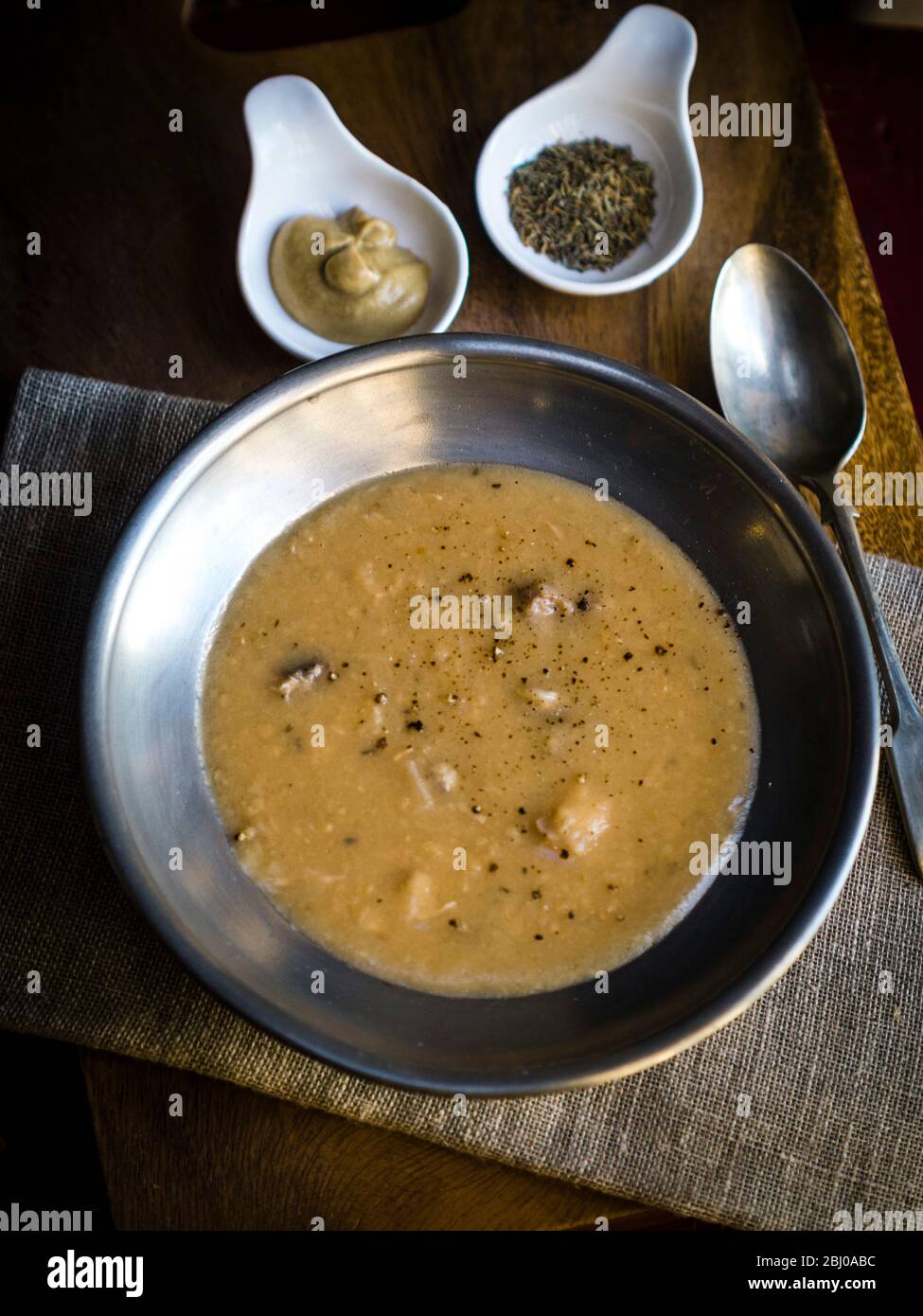 ÌÄ‰Û rtsoppa, zuppa di piselli svedesi gialli, tradizionalmente servita con Slotts senap (senape dolce svedese speziata) e timo secco. Foto Stock