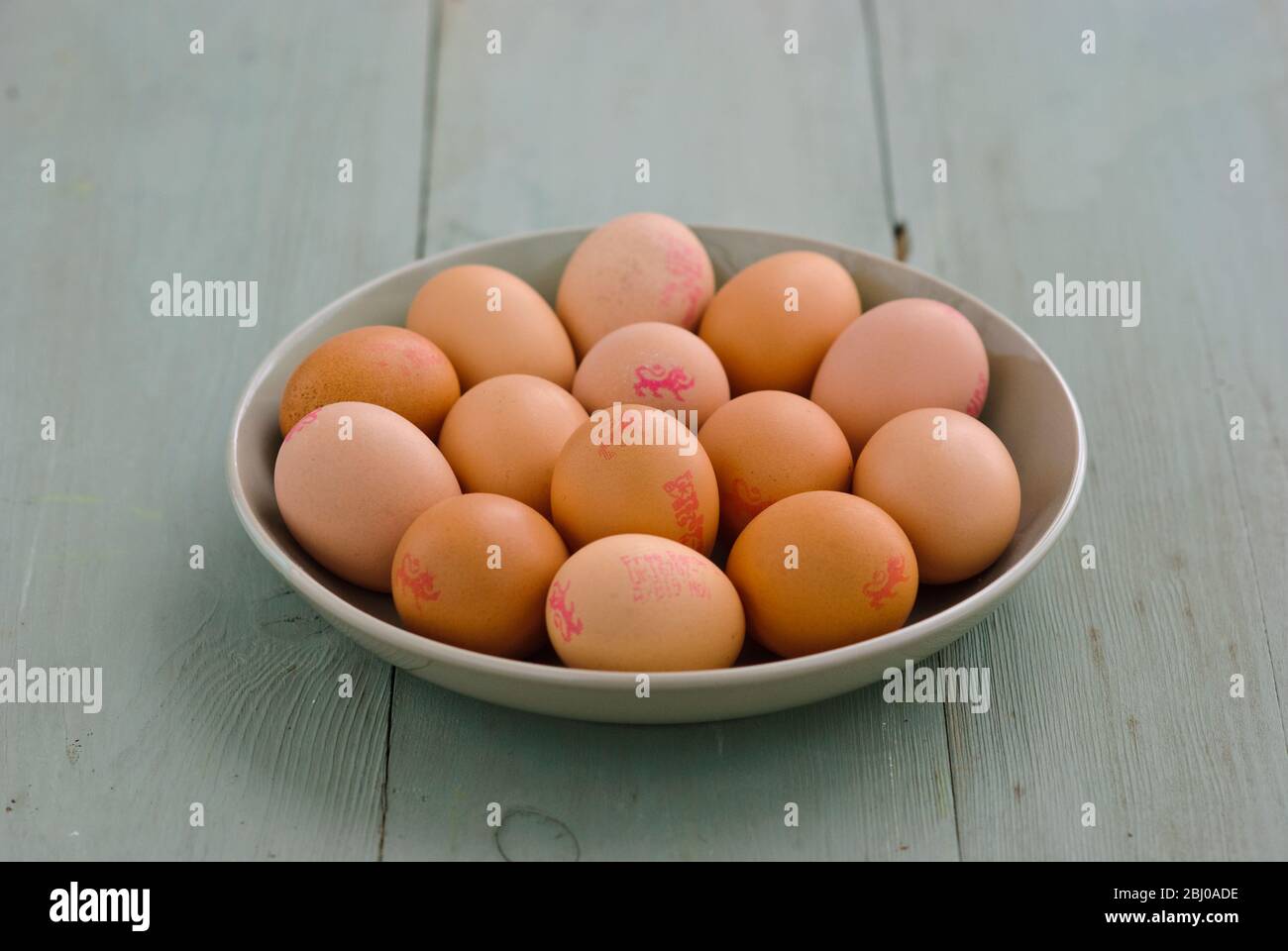 Piatto di uova brune su superficie verniciata - Foto Stock