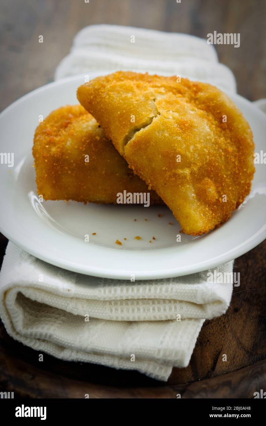 Cibo portoghese snack, empanadas de camarao, gamberi pasties su piatto bianco - Foto Stock