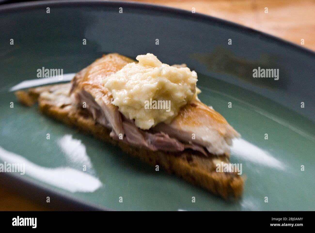 Salsa di rafano con sgombro affumicato e pane bruno burrato - Foto Stock