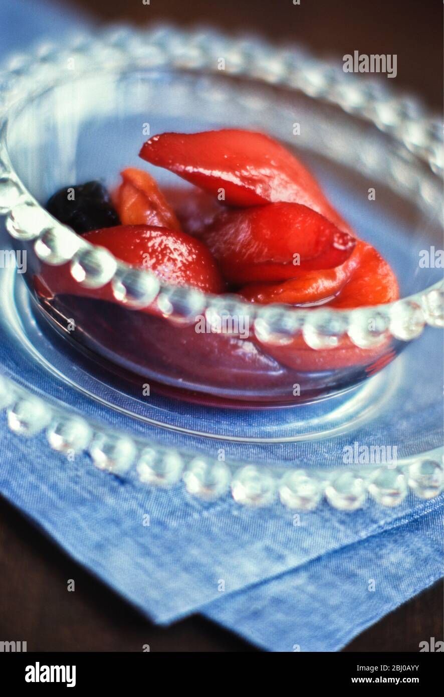 Frutta fresca mescolata in camicia in sciroppo di vino rosso - Foto Stock