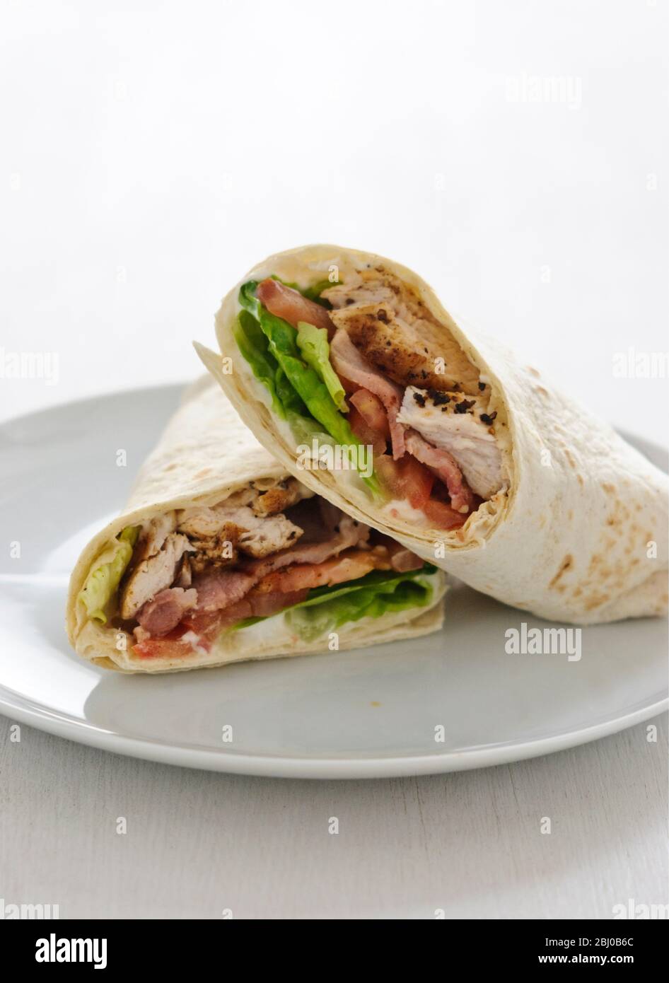 Sandwich wrap con pollo, pancetta, pomodoro e lattuga - Foto Stock
