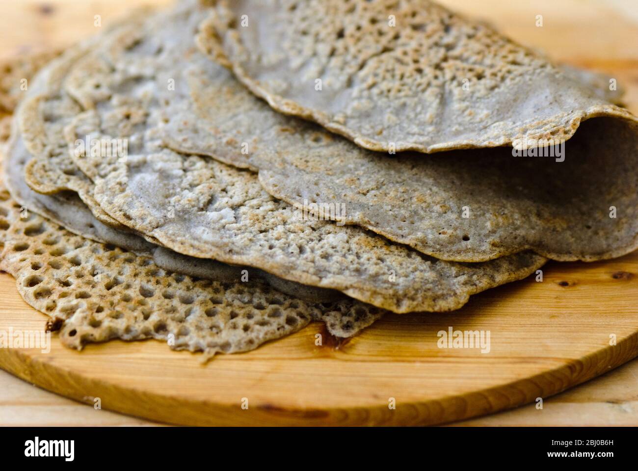 Impacchi di pane fatti di farina di grano saraceno, sale, olio d'oliva e acqua. Senza glutine. - Foto Stock