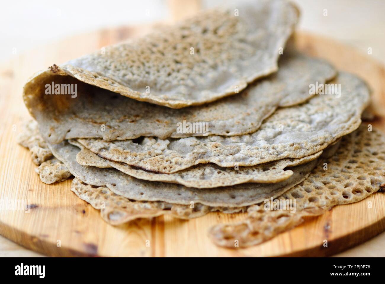 Impacchi di pane fatti di farina di grano saraceno, sale, olio d'oliva e acqua. Senza glutine. - Foto Stock