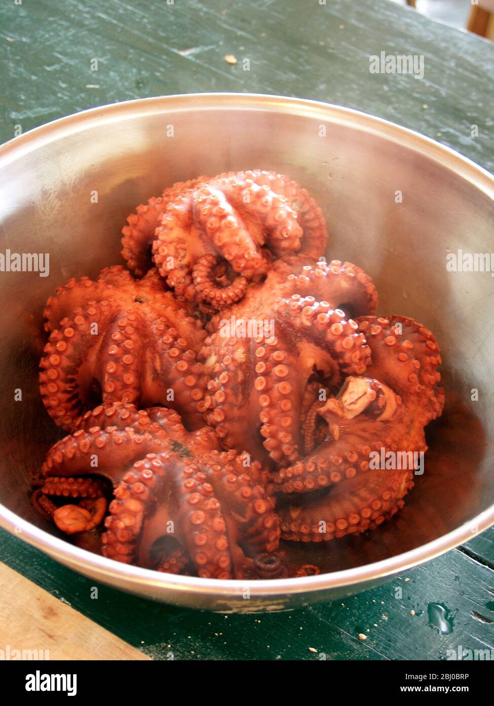 Cottura a vapore del polpo italiano bollito - Foto Stock
