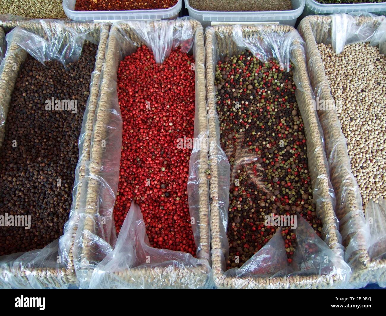 Vari tipi di pepe in bancarella di mercato a Edenbridge Kent - Foto Stock