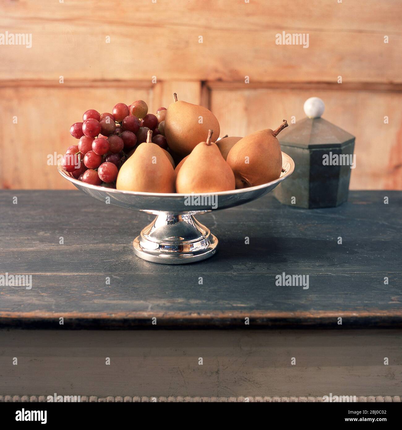 Regalo di nozze, una ciotola di frutta d'argento. Argenteria inglese moderna Foto Stock