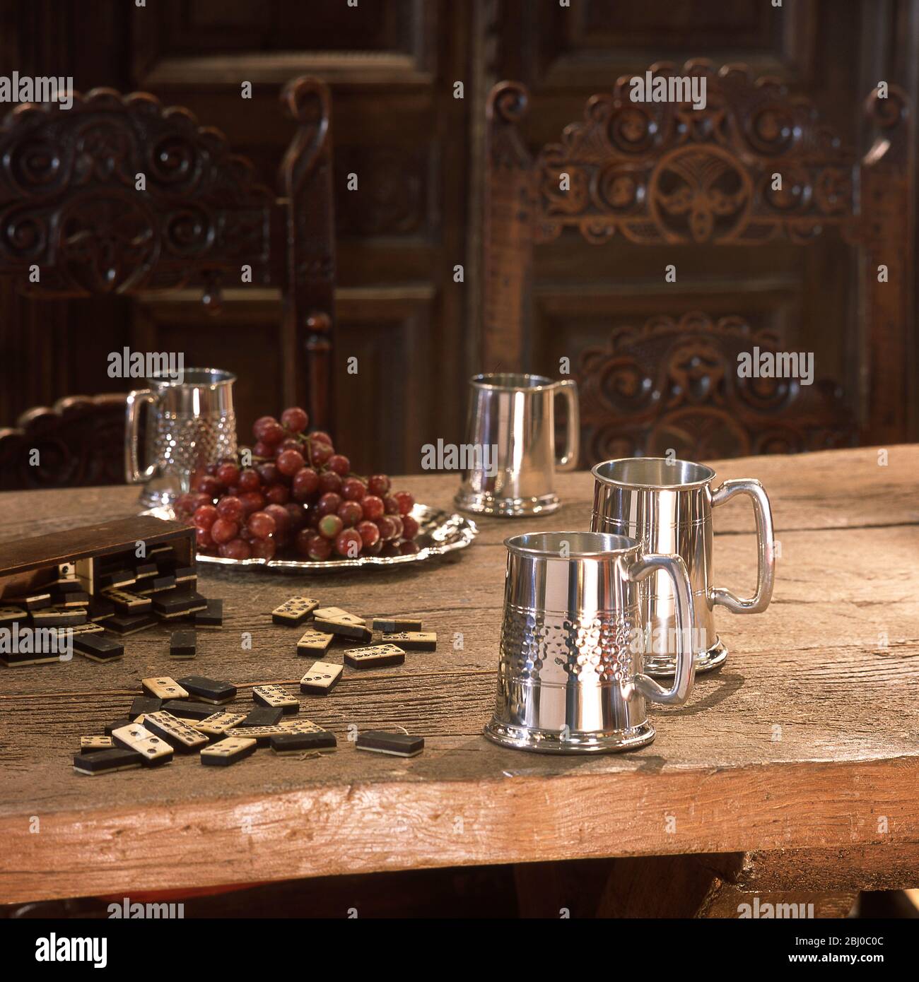 Tankards per birra argentata. Argenteria inglese moderna Foto Stock