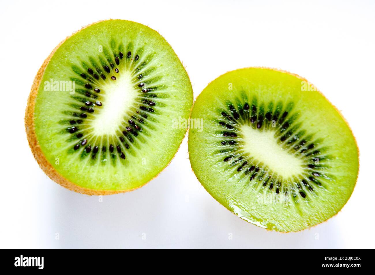 Kiwi dimezzato su sfondo bianco - Foto Stock