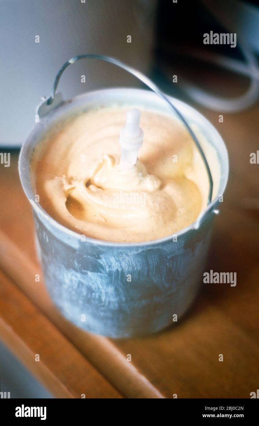 Secchio di gelato direttamente dal creatore di gelato - Foto Stock