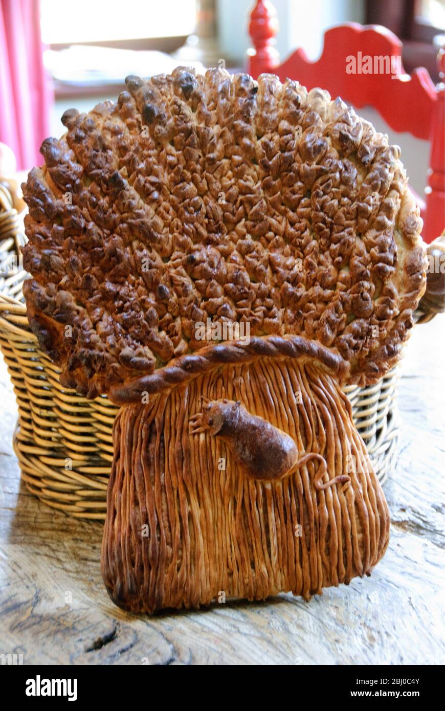 Focaccia decorativa a forma di guaine di grano con topo per festa di raccolta - Foto Stock