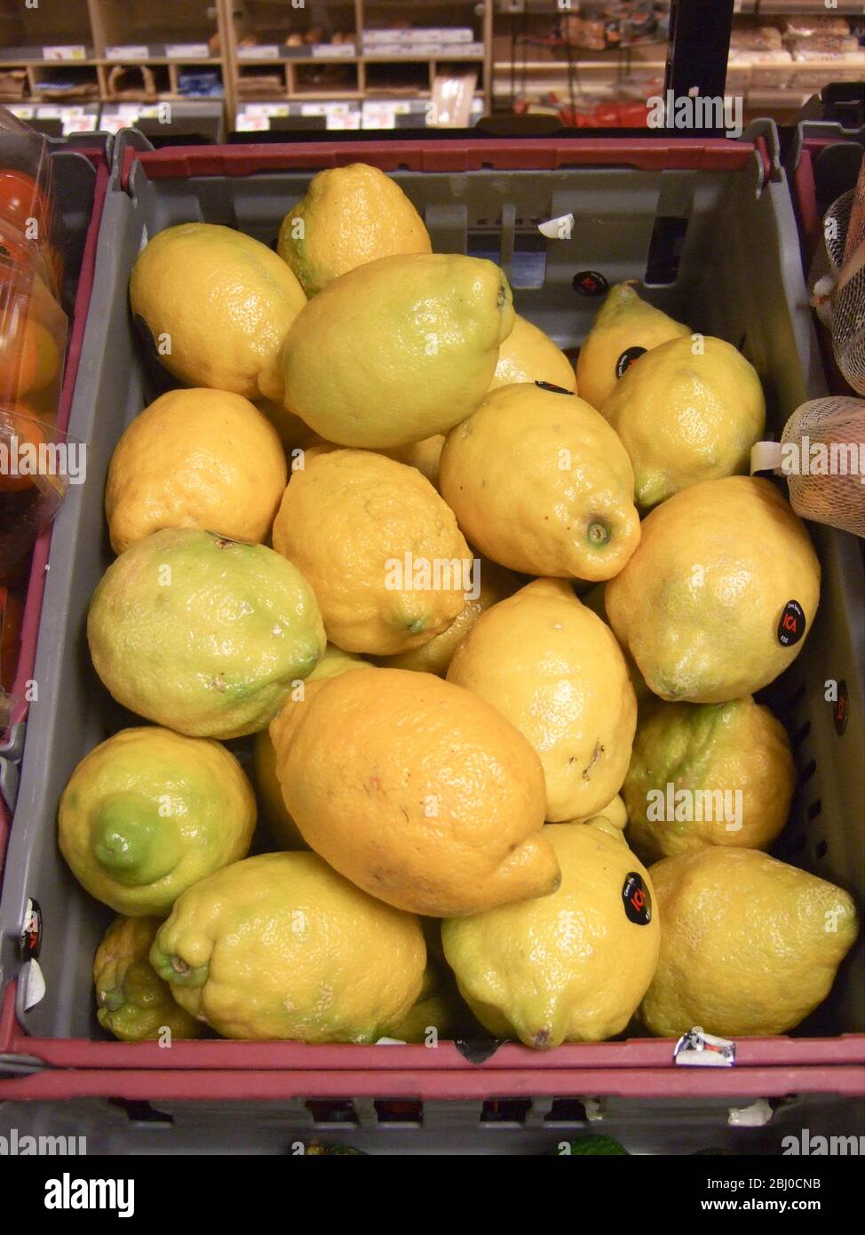 I limoni mediterranei knobbly per la vendita nel deposito locale svedese dell'angolo - Foto Stock
