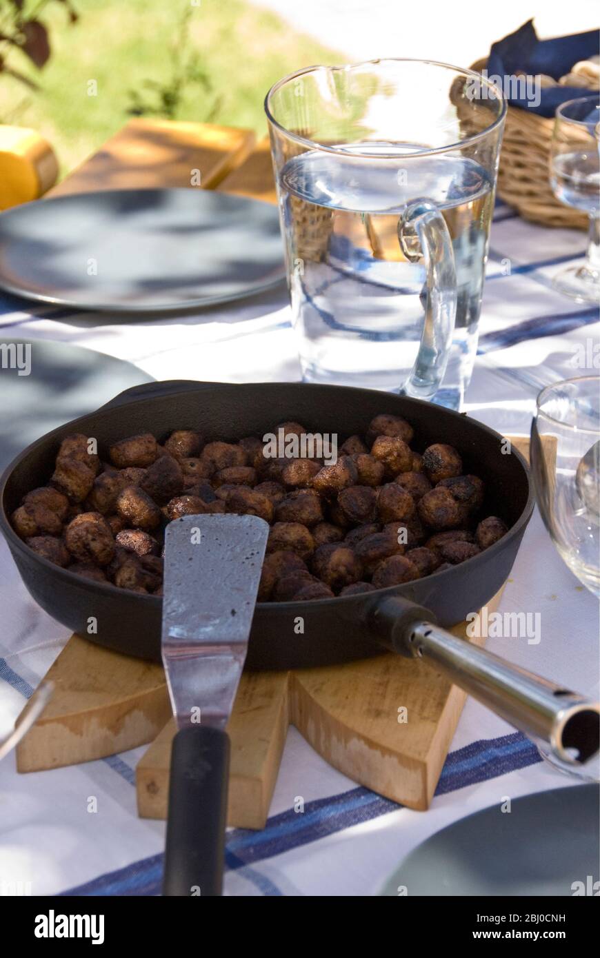 Padella di polpette svedesi sul tavolo all'aperto al sole estivo appled - Foto Stock