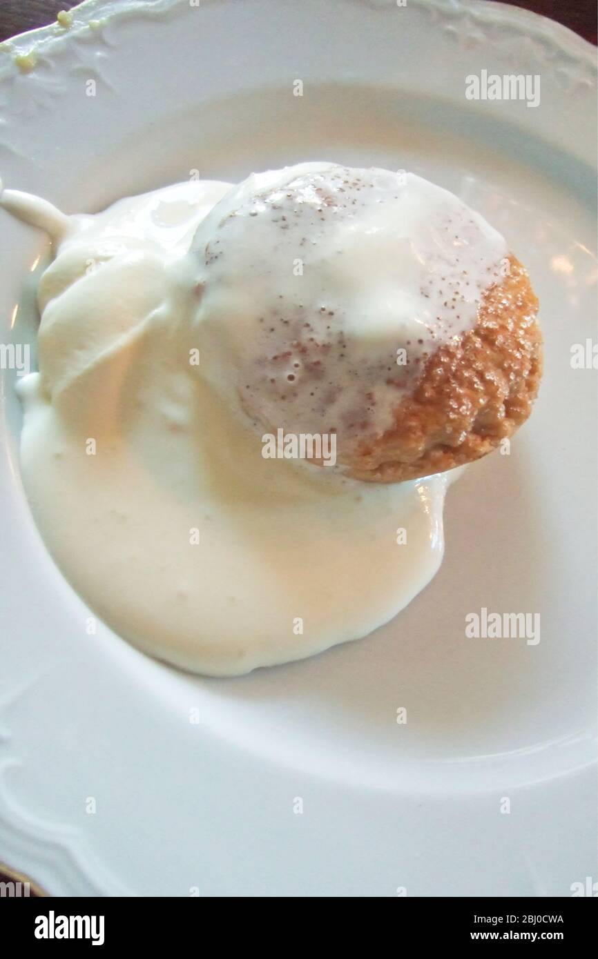 Crostata di trince fatta in casa con panna morbida leggermente montata su piatto bianco - Foto Stock