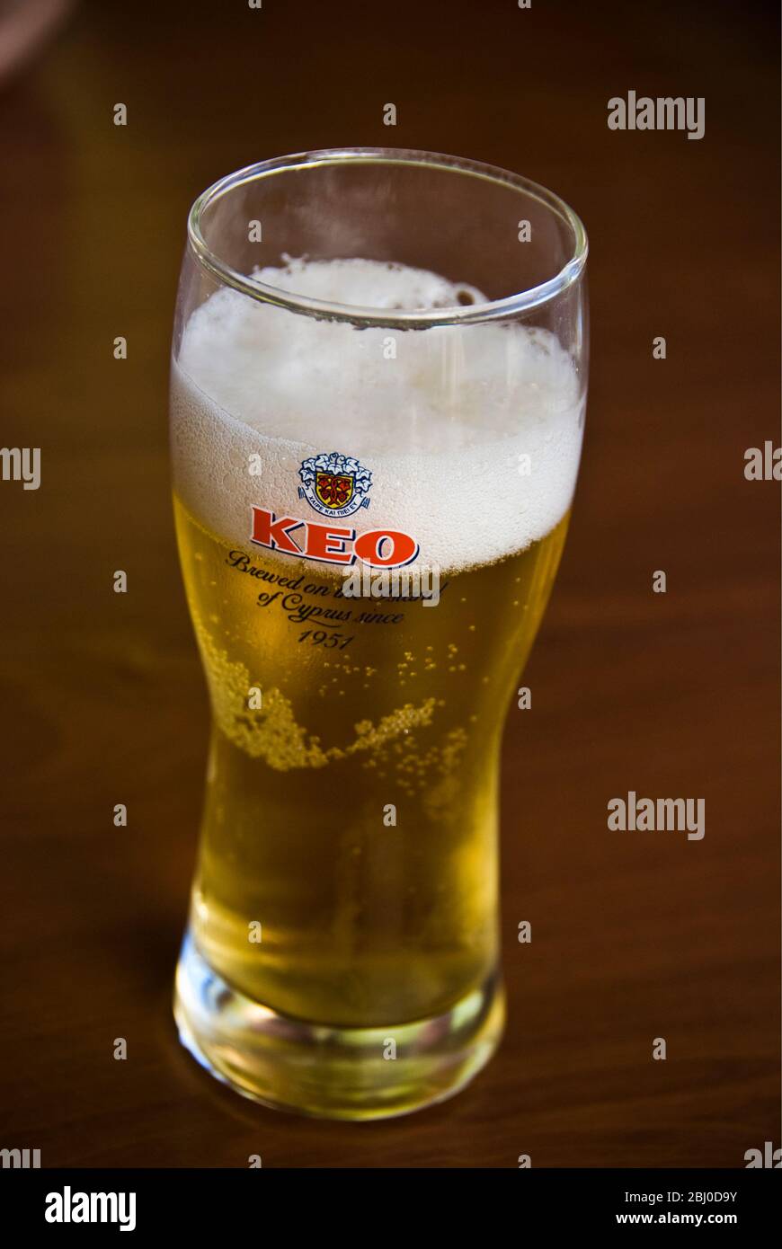 Bicchiere di birra Keo al bar nel sud di Cipro - Foto Stock