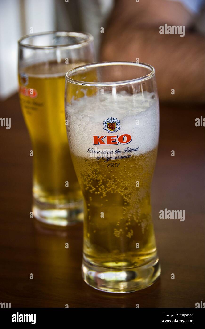 Bicchiere di birra Keo al bar nel sud di Cipro - Foto Stock