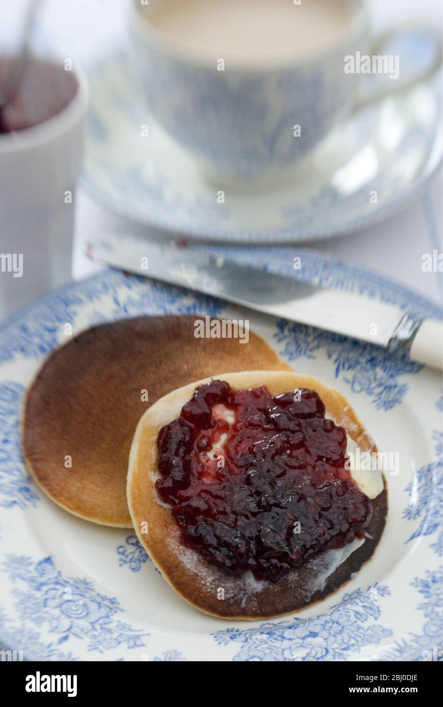 Impostazione del tè con frittelle di scotch e marmellata di lamponi - Foto Stock