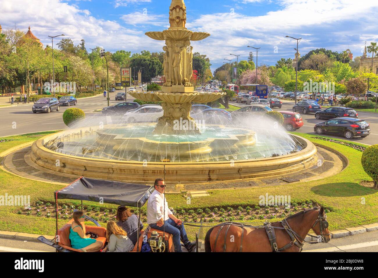 Siviglia, Andalusia, Spagna - 19 aprile 2016: Primo piano di un giro in carrozza a cavallo intorno alla fontana in Piazza Don Juan de Austria. Paesaggio urbano da Foto Stock