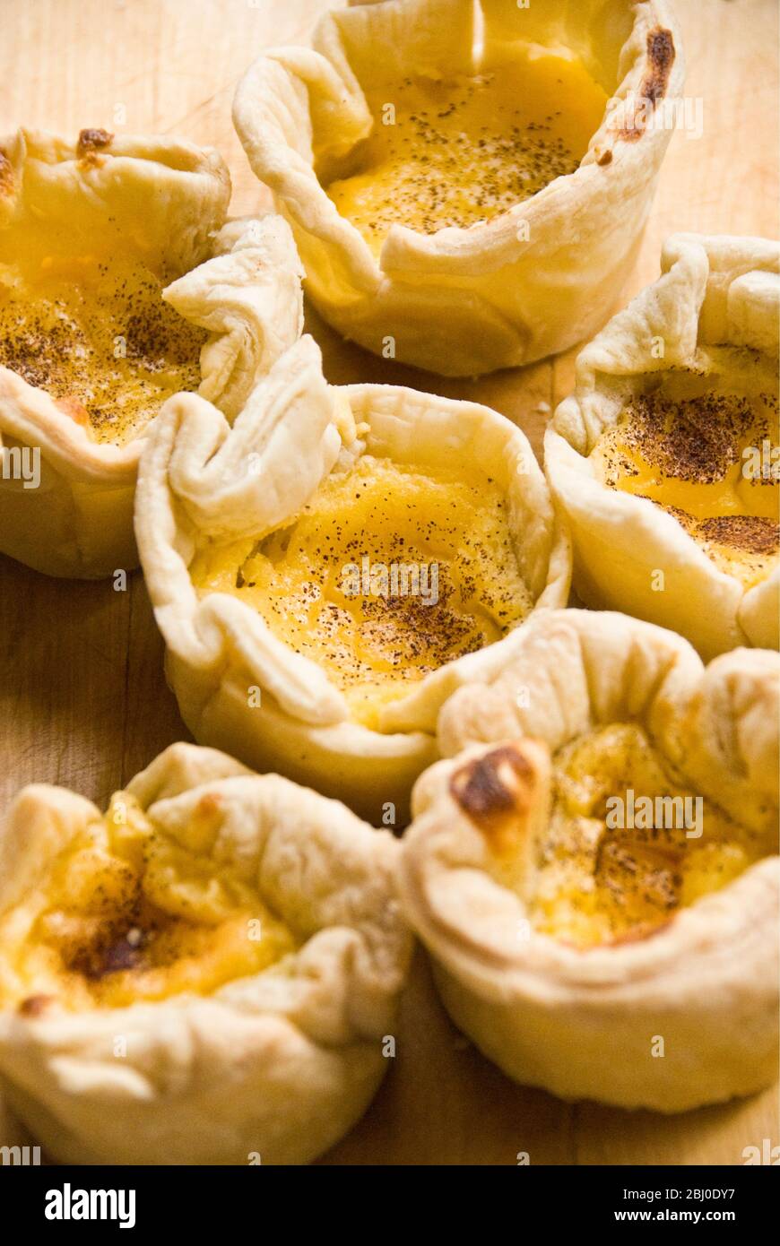 Torte di crema in stile portoghese fatte in casa con crema pasticcera e pasta sfoglia - Foto Stock