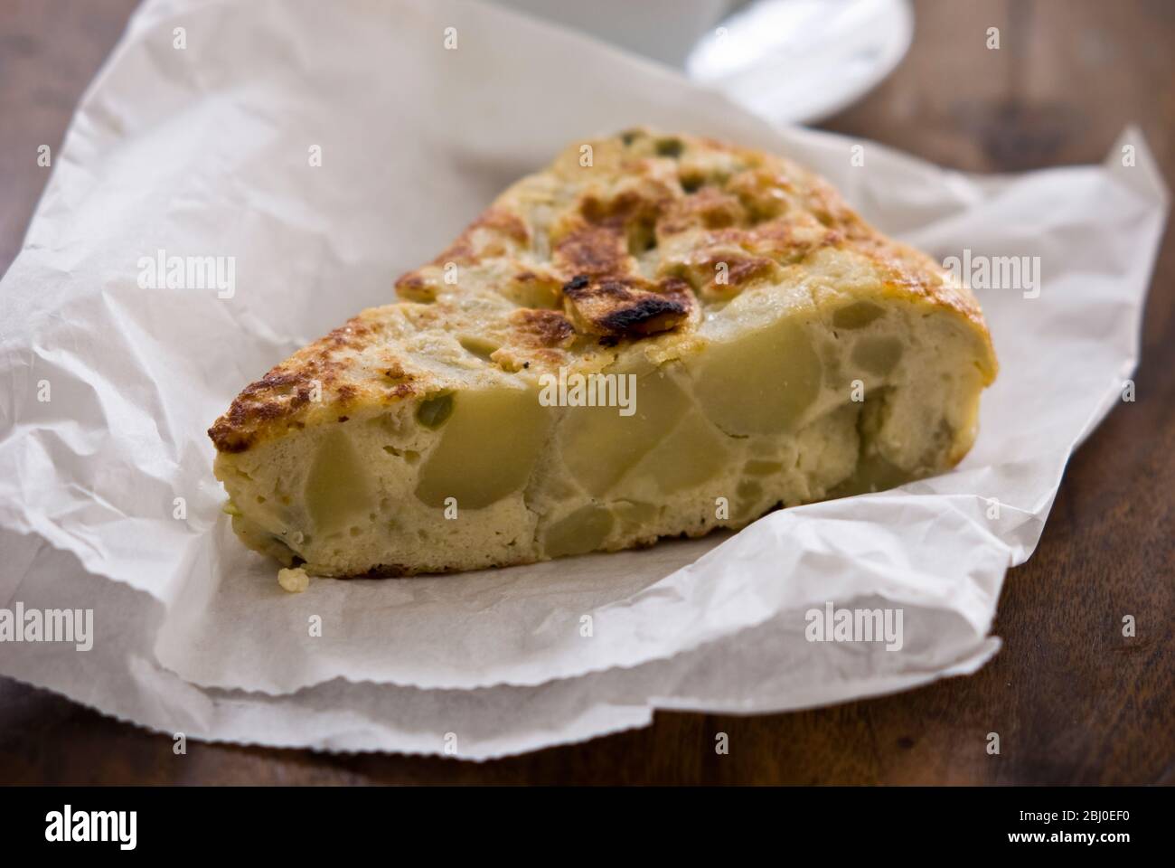 Tortilla di patate - - 250g di patate cotte (ancora ferma) - 1 cipolla, tagliata a fette - 1 spicchio d'aglio, sbucciato e tritato - 2-3 cucchiai di olio d'oliva - 4 uova - sale e frittura Foto Stock