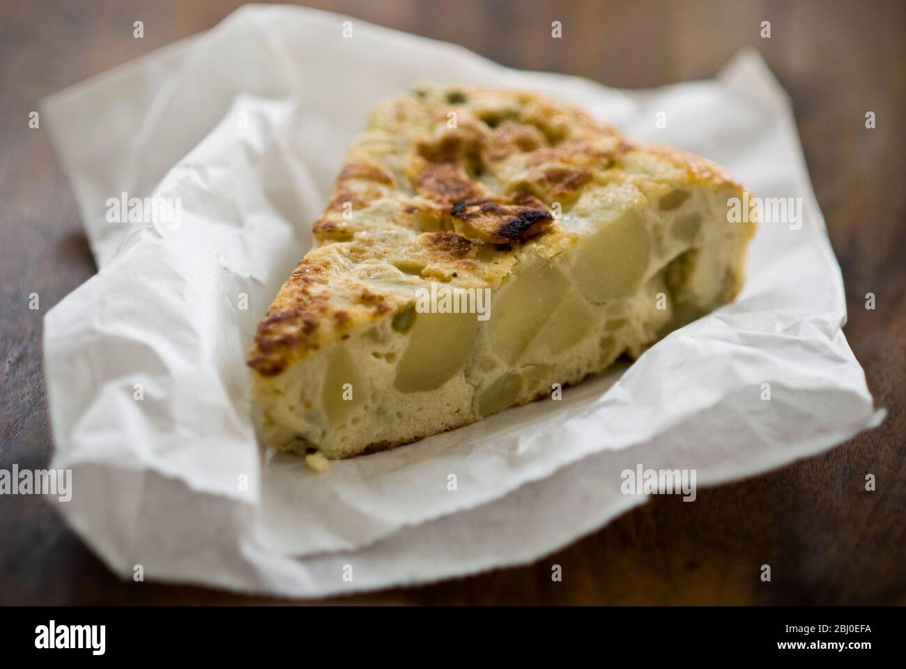 Tortilla di patate - - 250g di patate cotte (ancora ferma) - 1 cipolla, tagliata a fette - 1 spicchio d'aglio, sbucciato e tritato - 2-3 cucchiai di olio d'oliva - 4 uova - sale e frittura Foto Stock