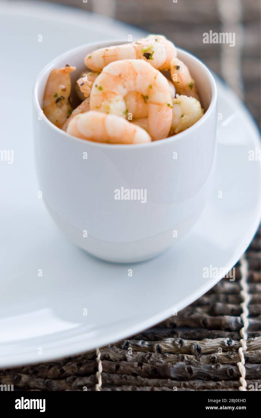 Mescolare gamberi fritti con peperoncino ed erbe - Foto Stock