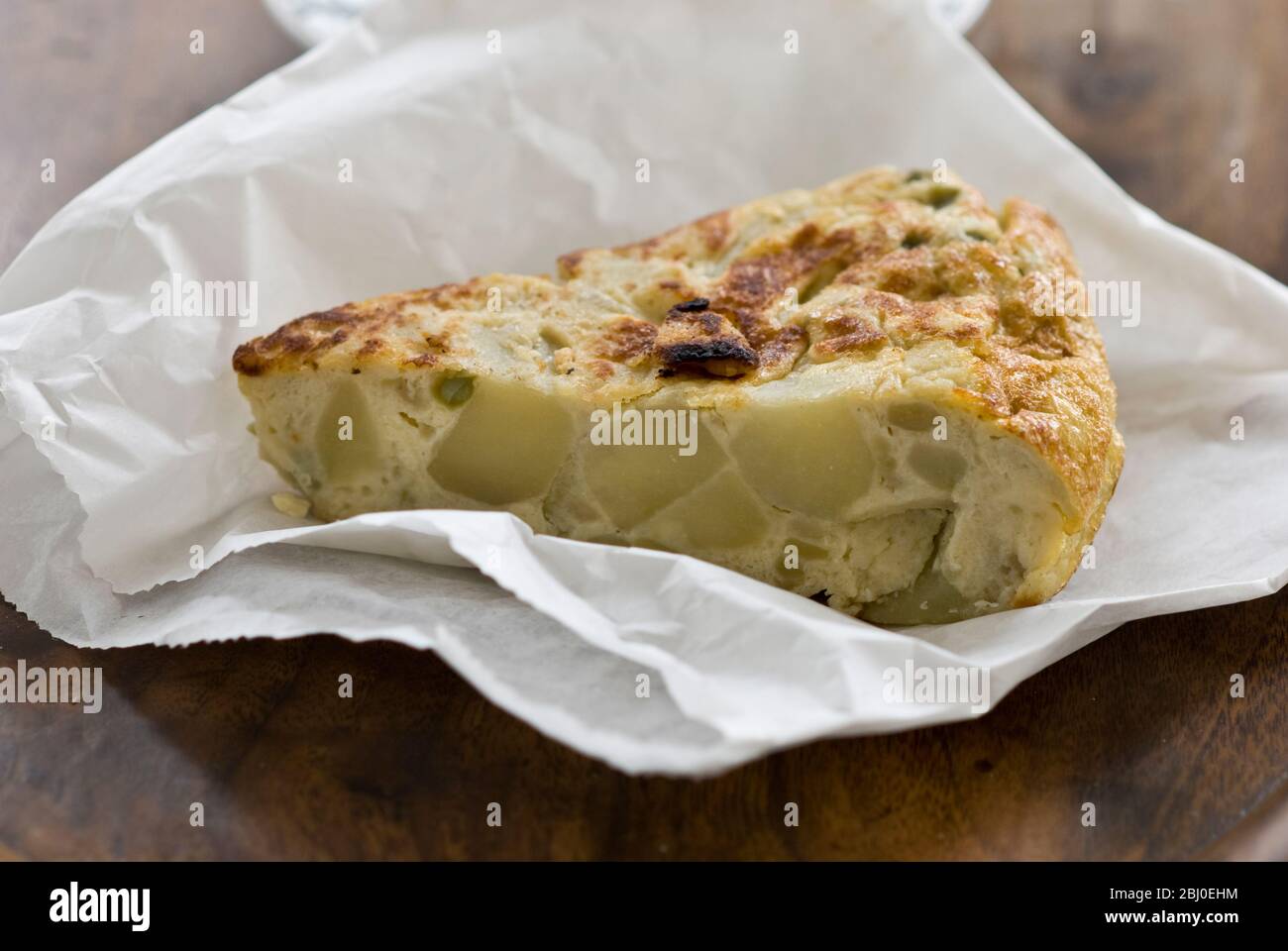 Tortilla di patate - - 250g di patate cotte (ancora ferma) - 1 cipolla, tagliata a fette - 1 spicchio d'aglio, sbucciato e tritato - 2-3 cucchiai di olio d'oliva - 4 uova - sale e frittura Foto Stock