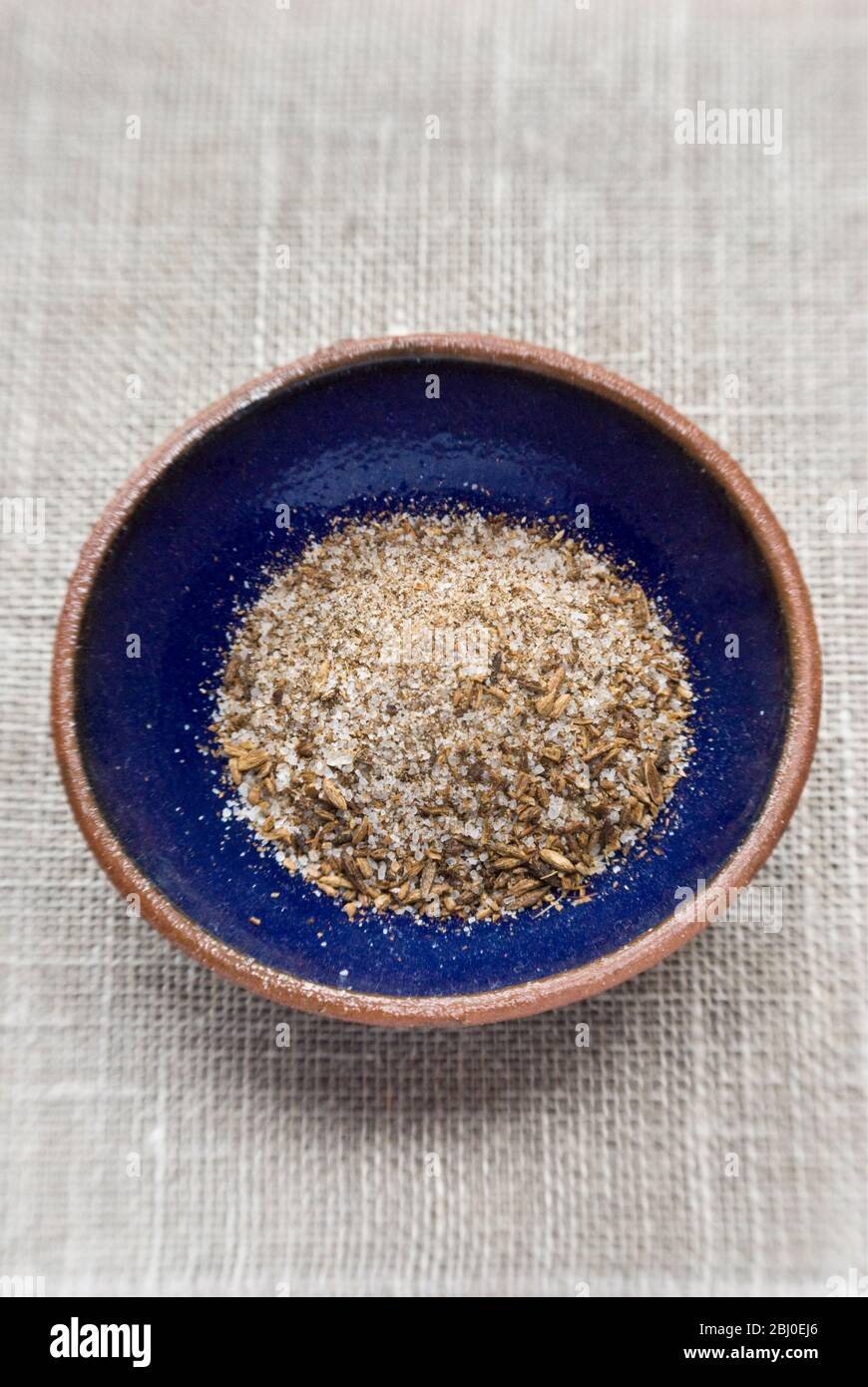 Una miscela di sale marino e semi di cumino tostati e schiacciati, un condimento popolare per il cibo Morrocano. - Foto Stock