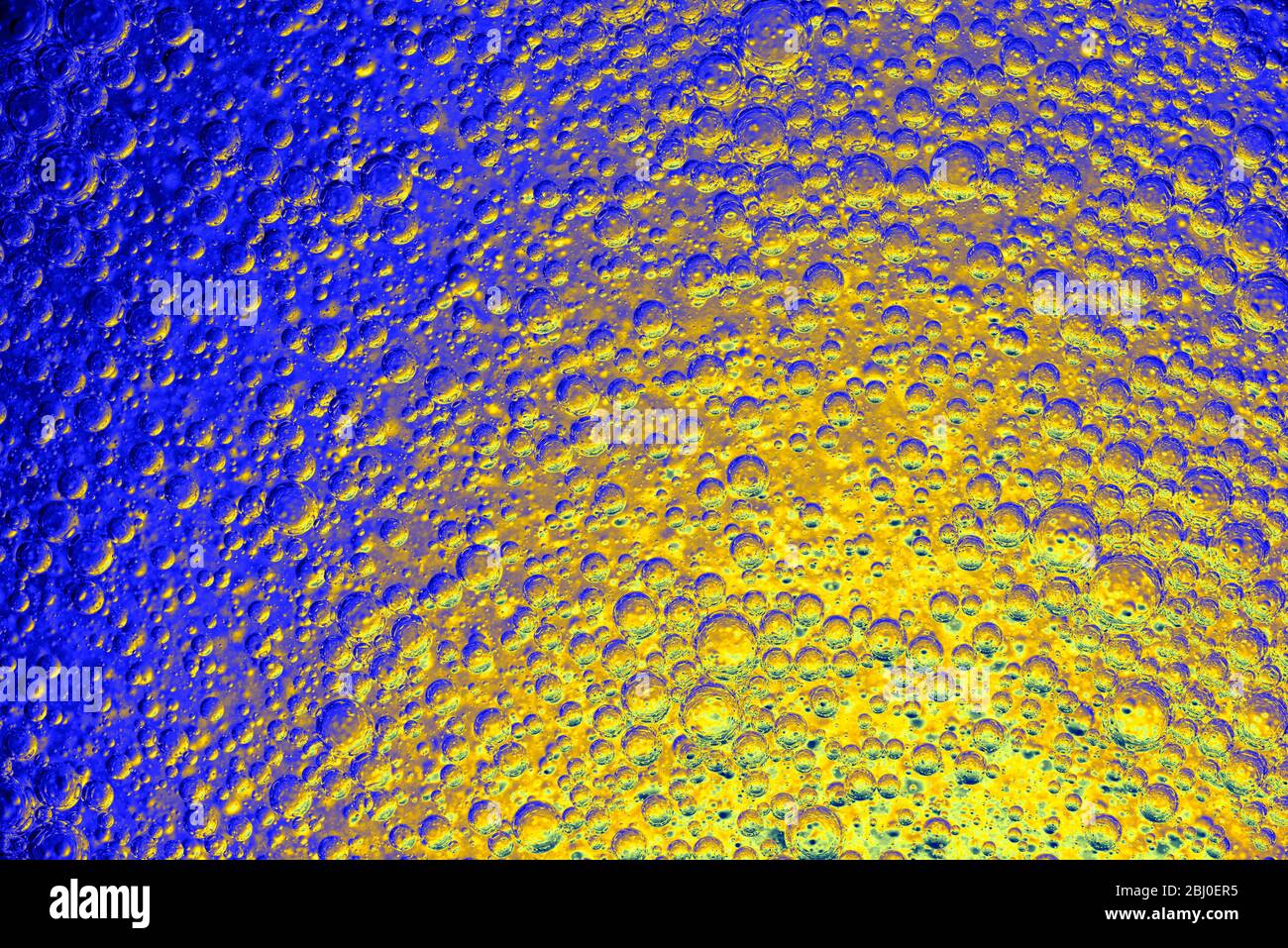 Abstract blu-giallo sfondo con battenti bolle. Foto Stock