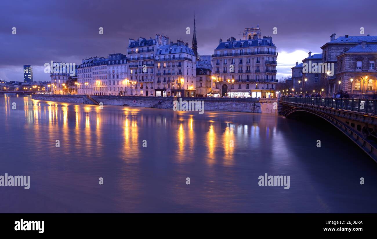 Nocturne vista di bei edifici Parigini di Ile de la Cite e la Senna. Tipica serata scenic photo. Foto Stock