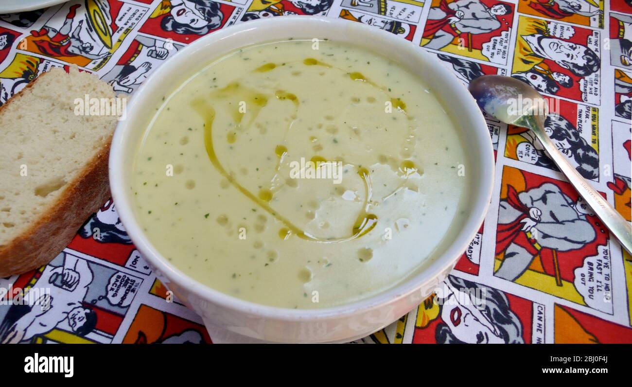 Ciotola di zuppa di pollo con trahanas e condita con olio d'oliva nel ristorante cipriota a Limassol - Foto Stock