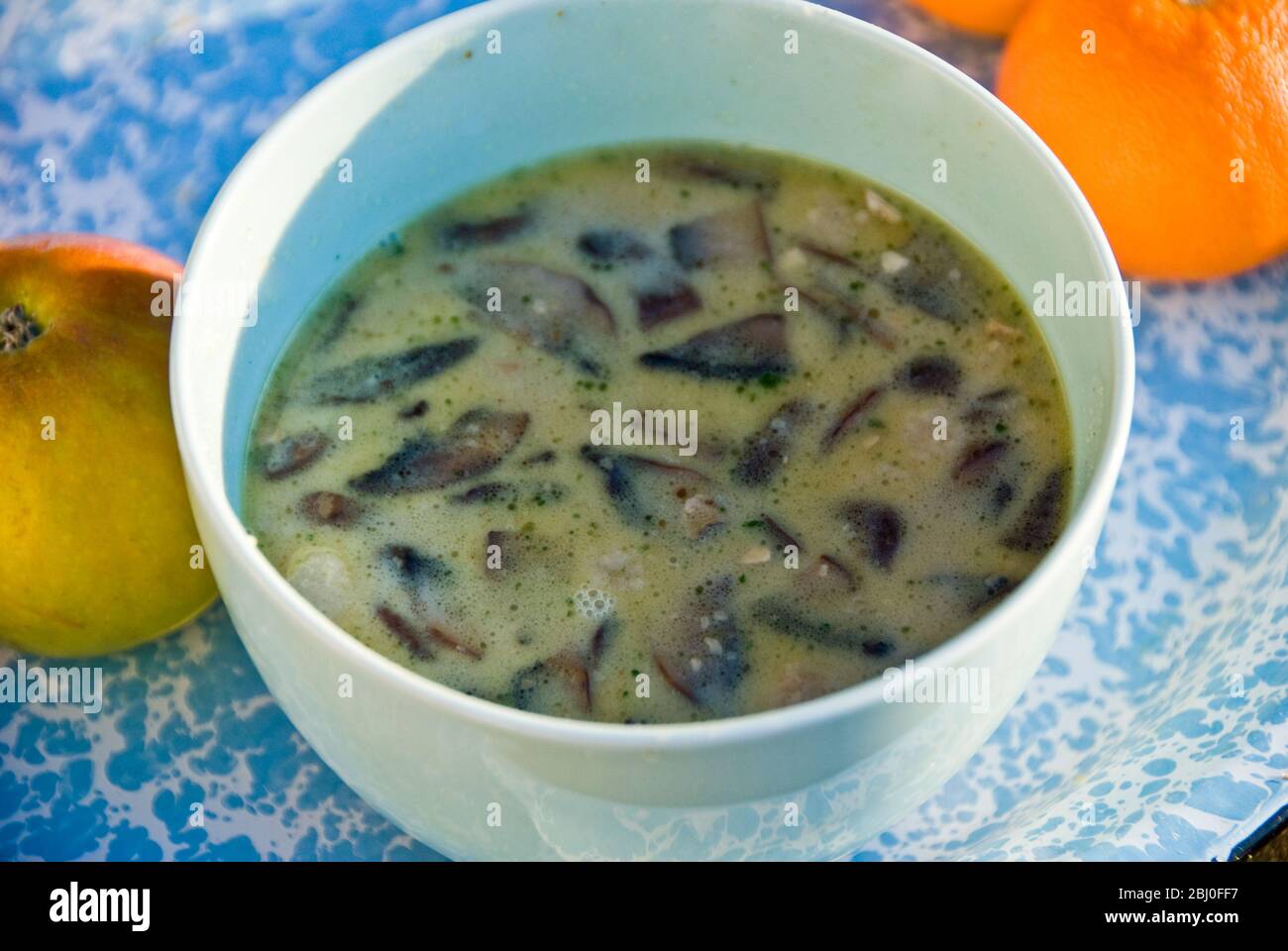 Pranzo leggero con zuppa di funghi fatta in casa con frutta fresca. - Foto Stock