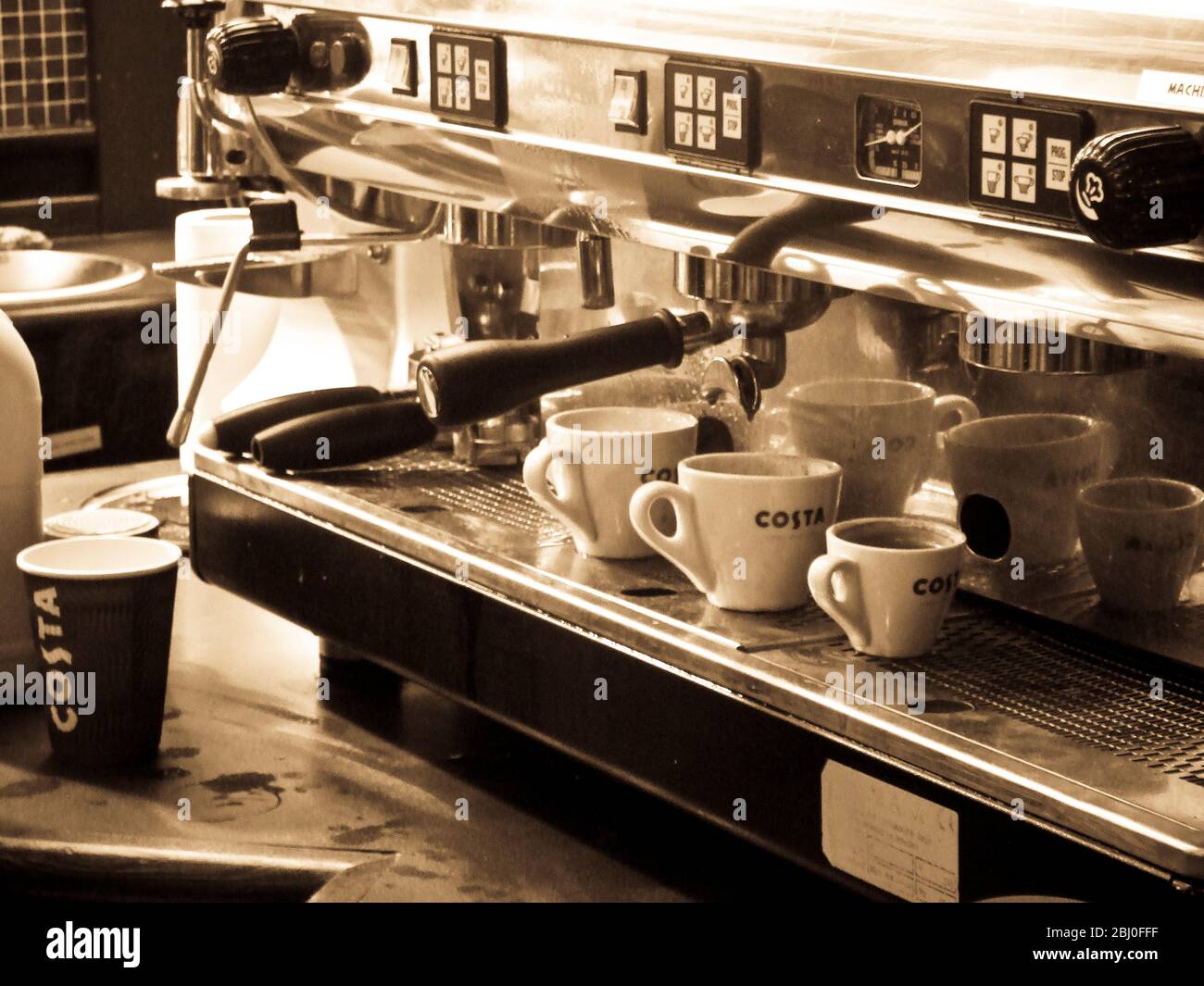 Dettagli interni della caffetteria Costa presso la stazione di servizio dell'autostrada, con macchina espresso. - Foto Stock