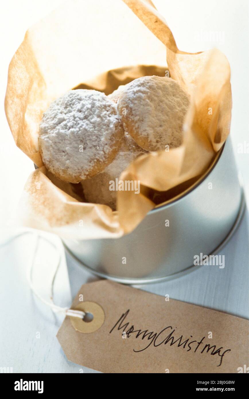 Lattina di biscotti fatti in casa avvolta come regalo di Natale - Foto Stock