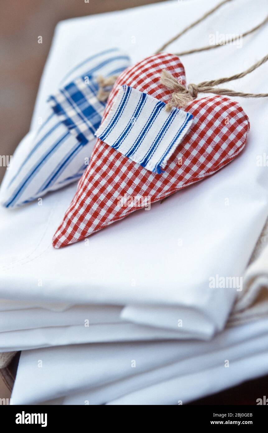 Sacchetti di lavanda a forma di cuore per profumare lino - Foto Stock