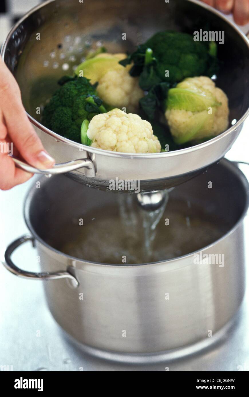 Scolo di broccoli e cavolfiori in acciaio inox - Foto Stock