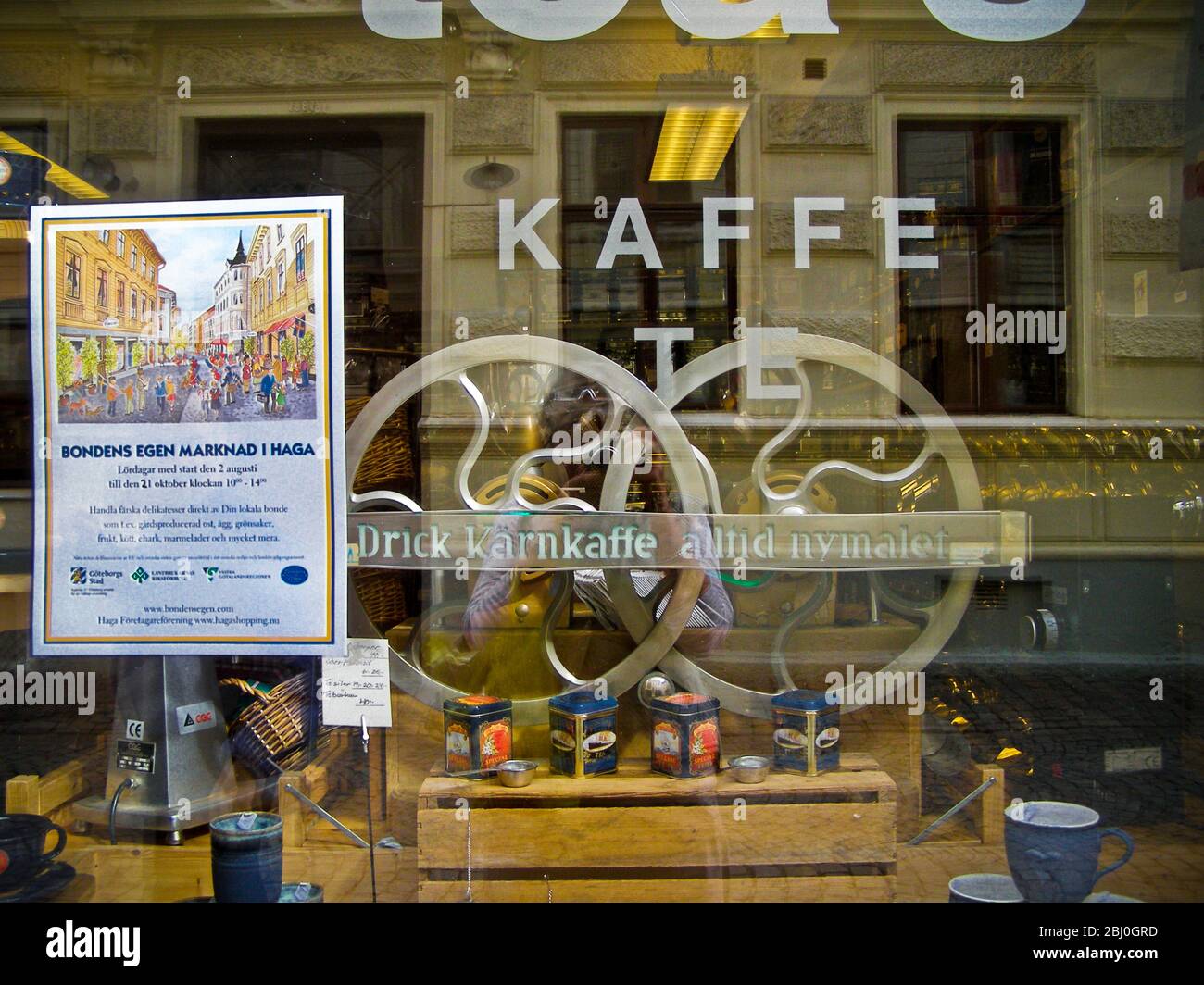 Finestra del bar-torrefazione a Haga Nygatan. Haga, Gothenburg, il cartellone per il mercato agricolo. - Foto Stock