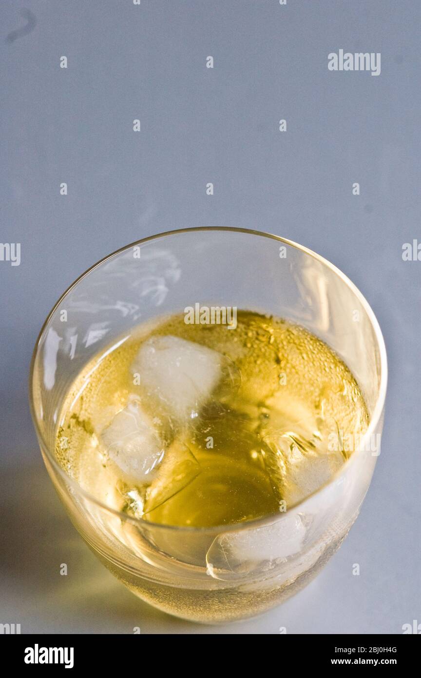 Bicchiere di scotch whisky visto dall'alto che mostra ghiaccio e condensa. - Foto Stock