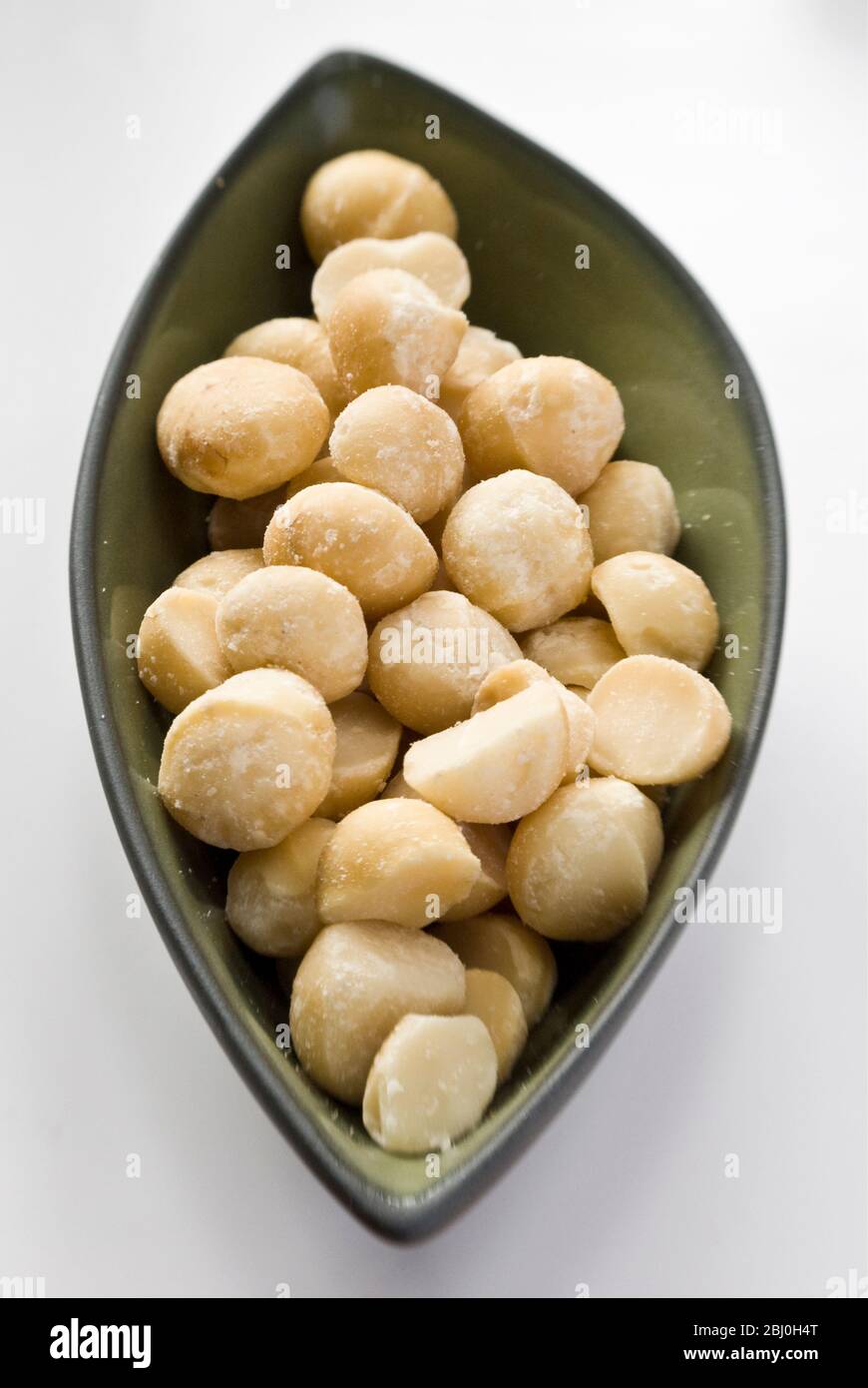 Macadamia secca sgusciati in ciotola - Foto Stock